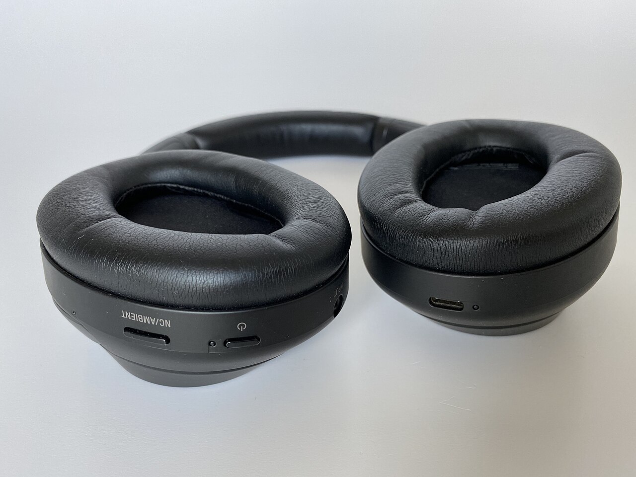 Складані навушники Sony WH-1000XM3 з іншого ракурсу — ілюстрація конструкції, не нова модель XM4C