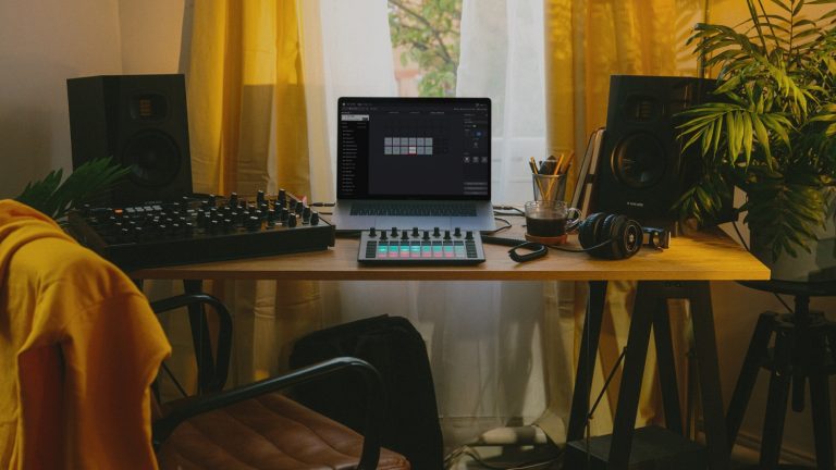 Студійний монітор ADAM Audio T5V у домашній студії