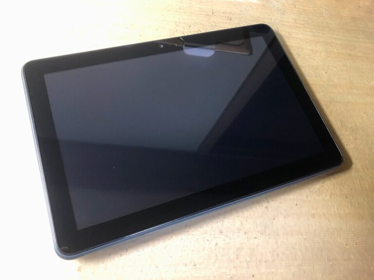 Планшет Amazon Fire HD 8 Plus попереднього покоління на столі, ілюстративне фото, не Alexa Tablet 2026