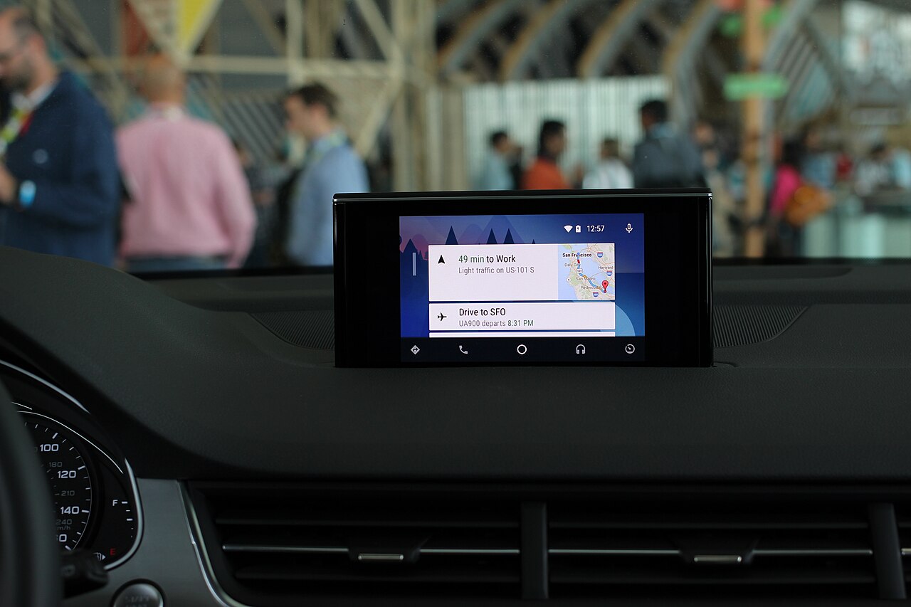 Демонстраційний автомобільний екран Android Auto; ілюстрація, не інтерфейс PhoneAuto