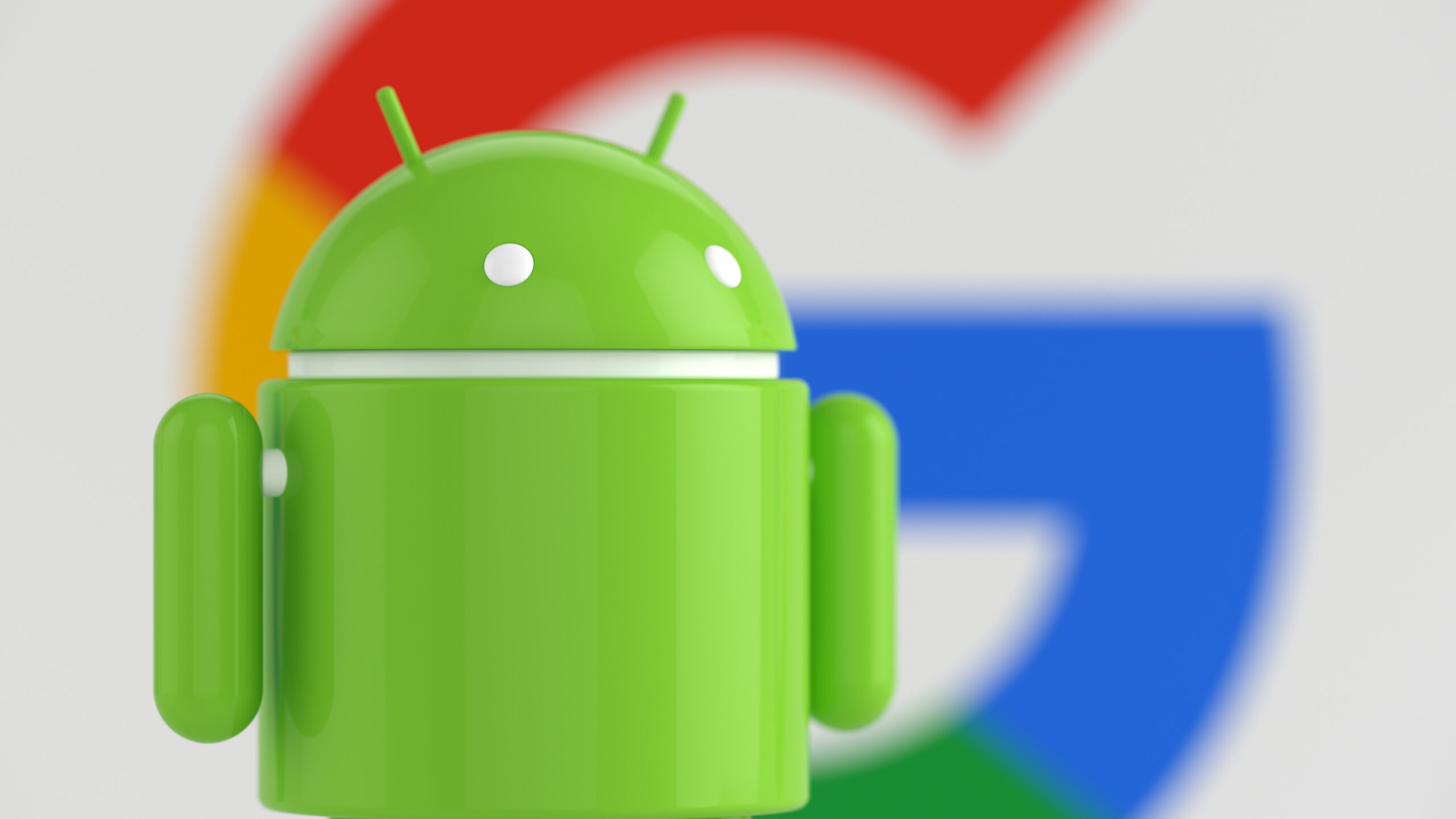 Зелена фігурка Android на тлі логотипа Google, ілюстрація нових правил доступу до контактів