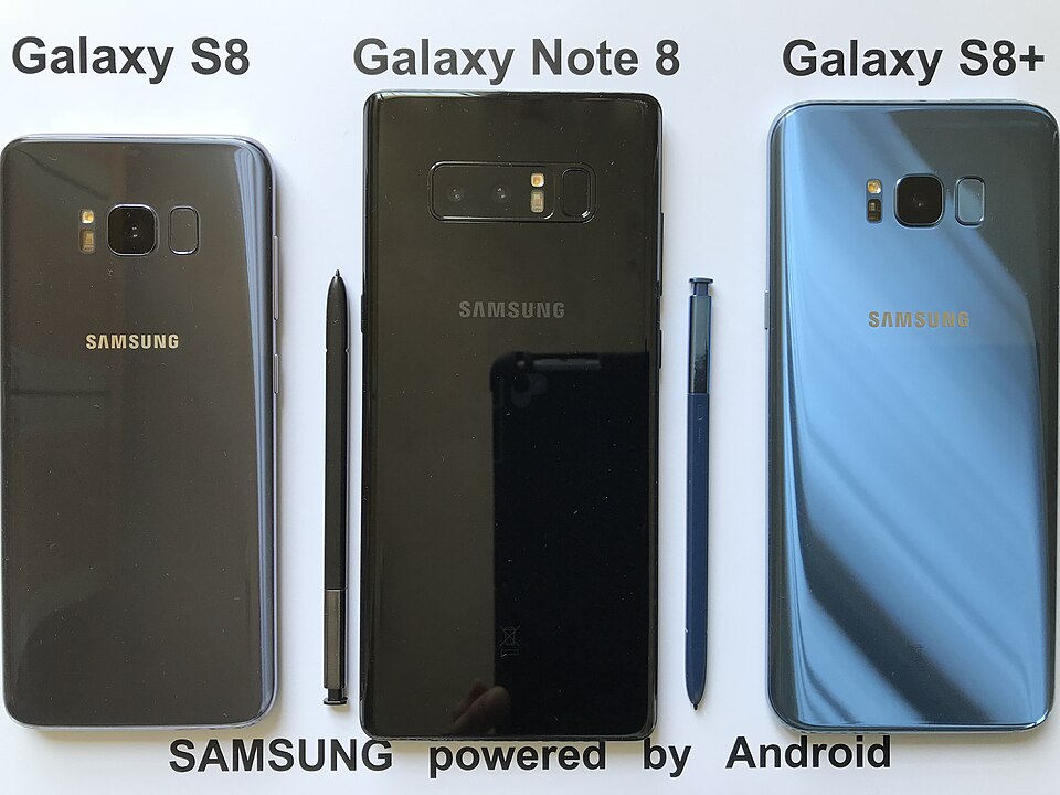 Три старі Android-смартфони Samsung Galaxy, ілюстрація використання фотогалерей на телефоні