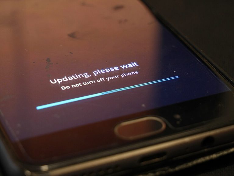 Смартфон Android під час встановлення оновлення програмного забезпечення