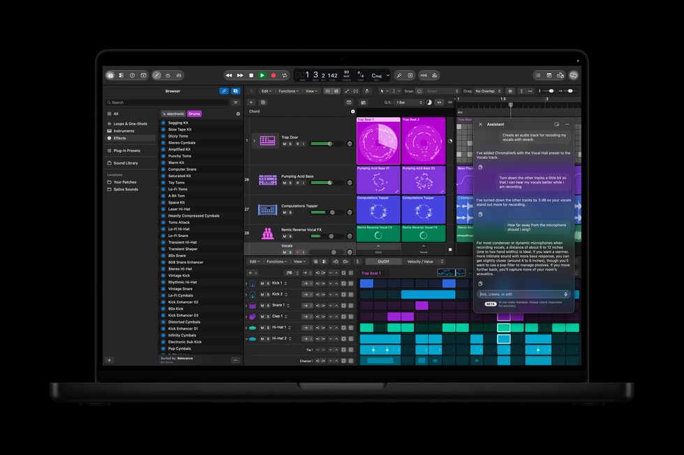 Інтерфейс Logic Pro на MacBook із новим інтелектуальним помічником для музики