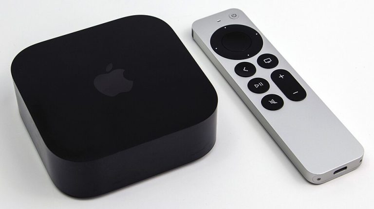 Медіаприставка Apple TV 4K третього покоління поруч із пультом Siri Remote
