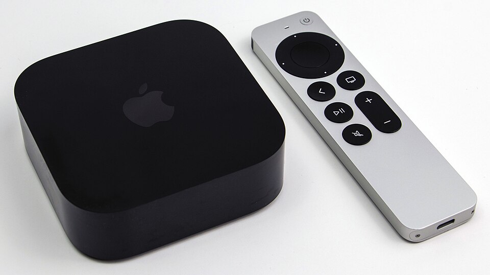 Медіаприставка Apple TV 4K третього покоління поруч із пультом Siri Remote