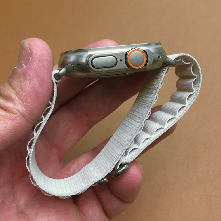 Apple Watch Ultra першого покоління у вітрині, архівна фотографія 2022 року, не Ultra 4