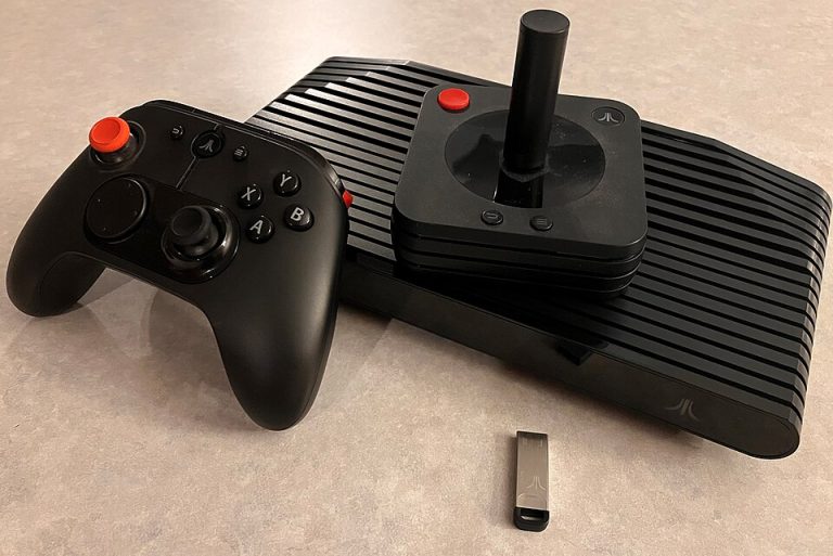 Консоль Atari VCS Onyx із двома контролерами та USB-накопичувачем