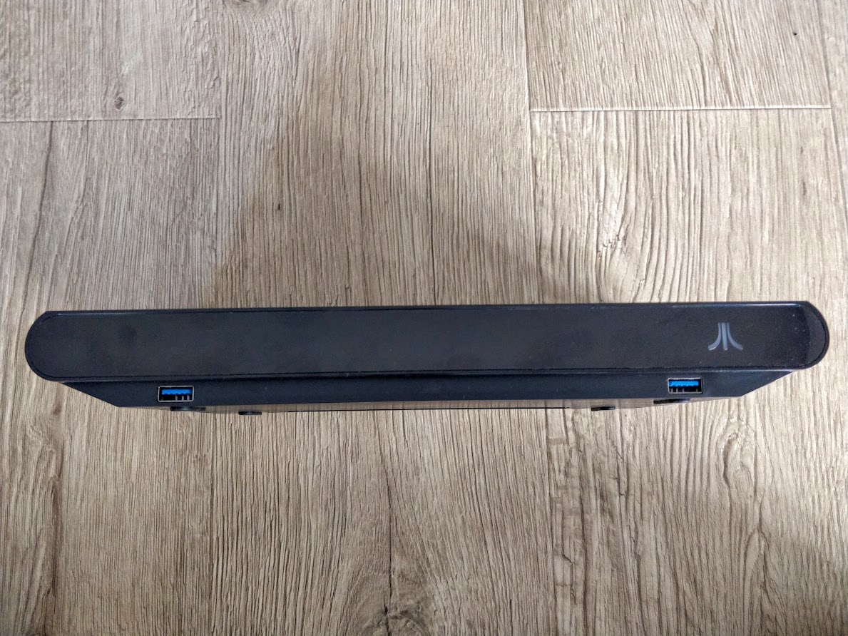 Бічна грань консолі Atari VCS із портами USB