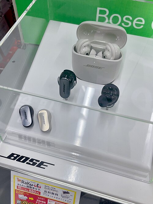 Бездротові навушники Bose QuietComfort Ultra Earbuds у магазинній вітрині