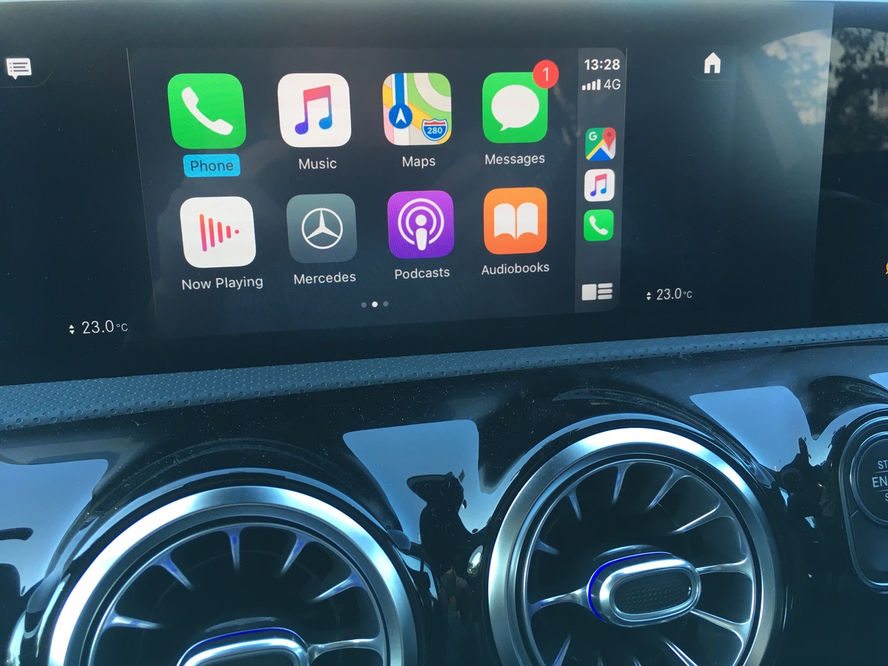 Екран Apple CarPlay у салоні автомобіля, архівне ілюстративне фото без нової функції Gemini