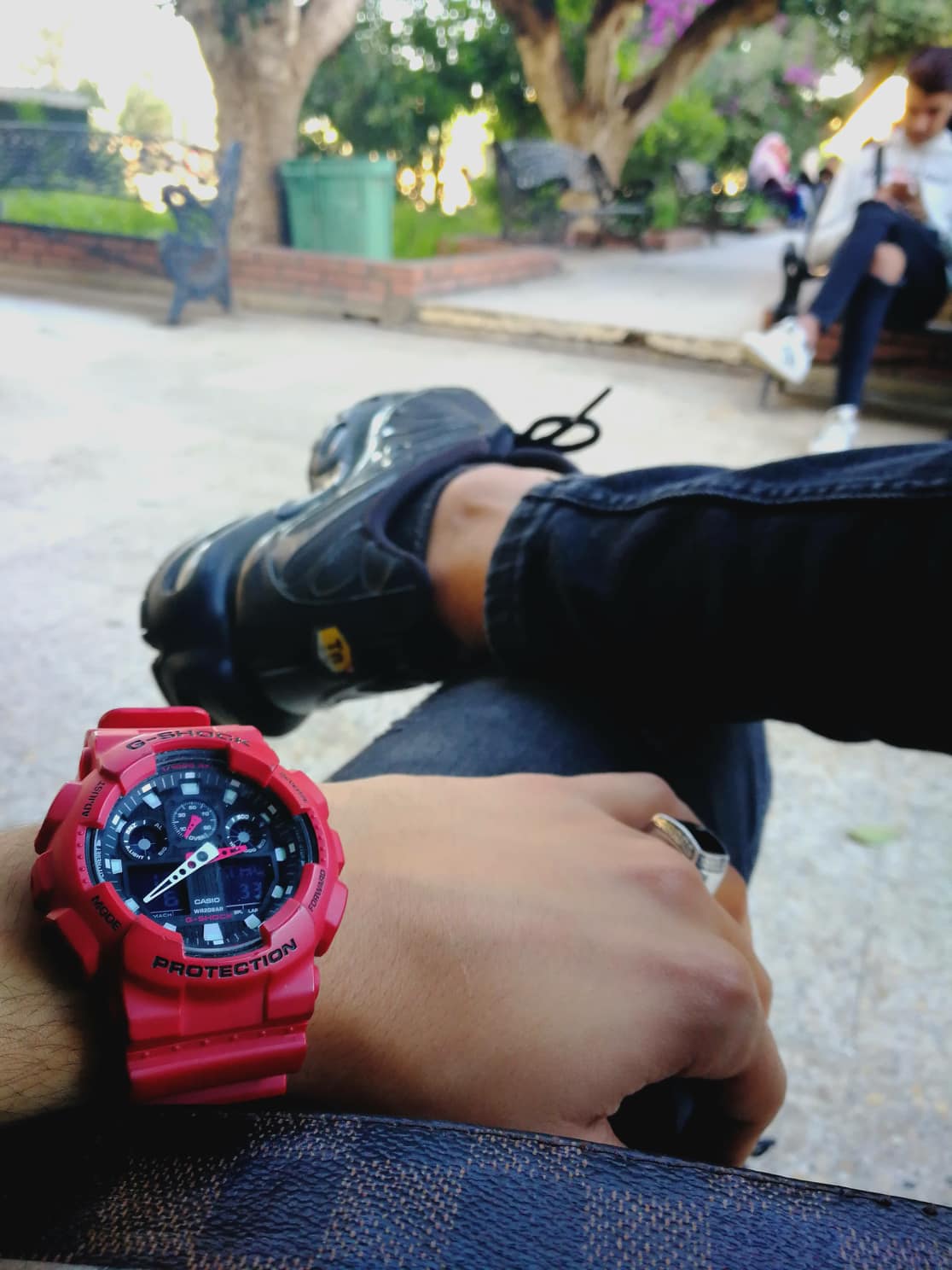 Червоний наручний годинник Casio G-Shock на руці