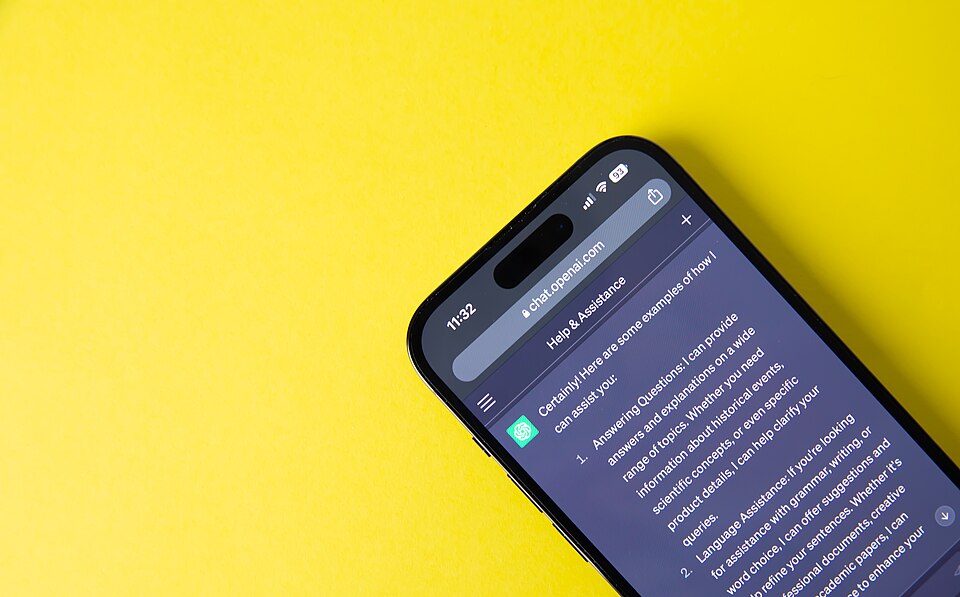 Смартфон із логотипом ChatGPT на жовтому тлі, ілюстрація до новини про рекламу