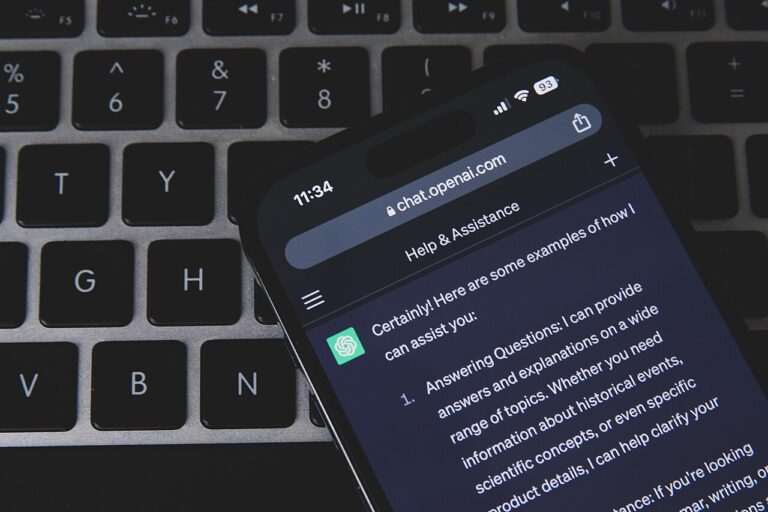 Смартфон із відкритим ChatGPT на клавіатурі ноутбука; ілюстративне фото, не інтерфейс dots