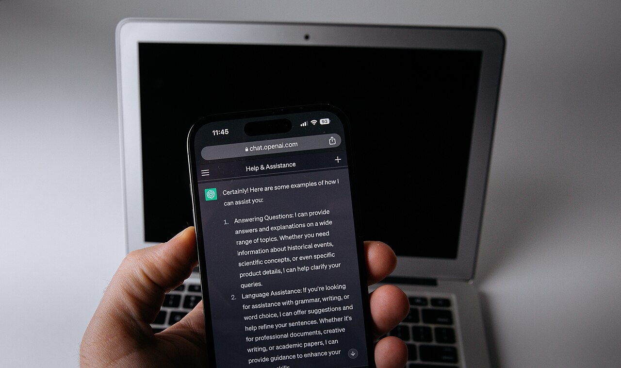 Смартфон із застосунком ChatGPT поруч із ноутбуком — ілюстрація використання ШІ, не інтерфейс GPT-6.1 Terra