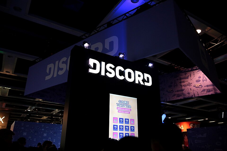 Стенд Discord на виставці PAX West 2018 із великим підсвіченим логотипом сервісу