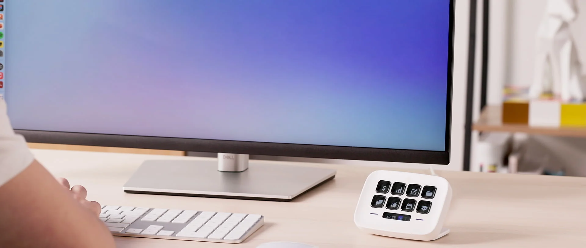 Stream Deck Neo у робочому налаштуванні на офіційному фото Elgato