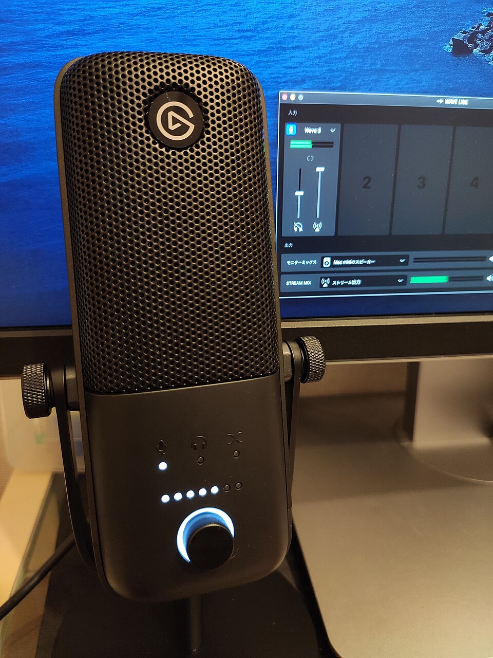 Elgato Wave:3 оригінальної версії на стійці