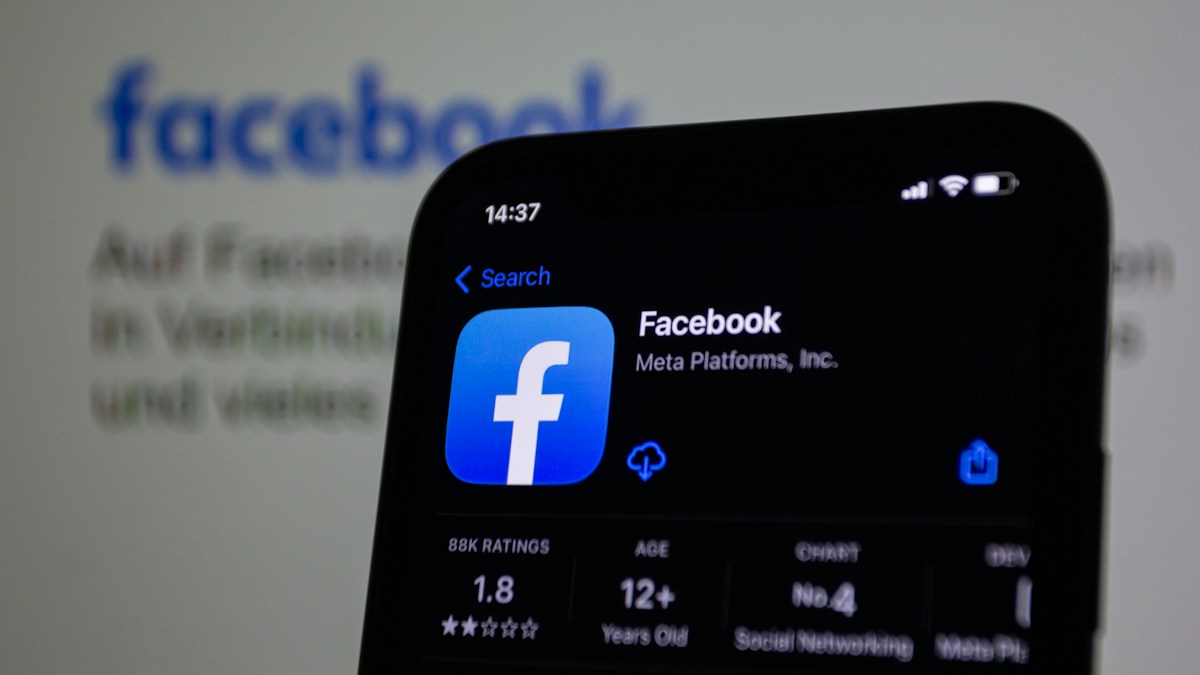 Екран смартфона з Facebook — ілюстрація до обмеження публікацій із посиланнями