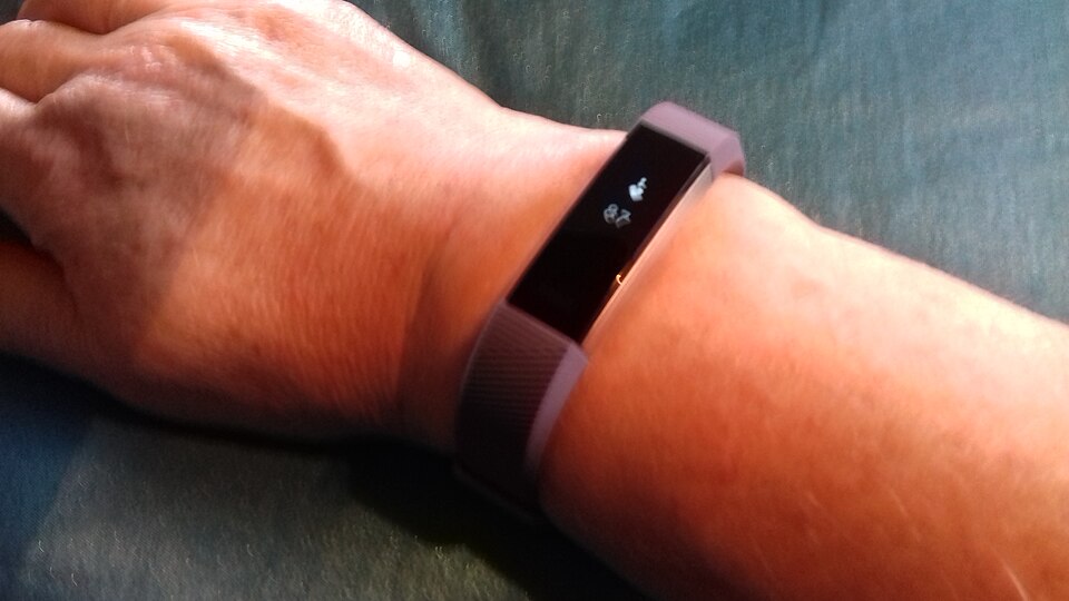 Архівний фітнес-браслет Fitbit Alta HR на зап’ясті, не модель Fitbit Edge