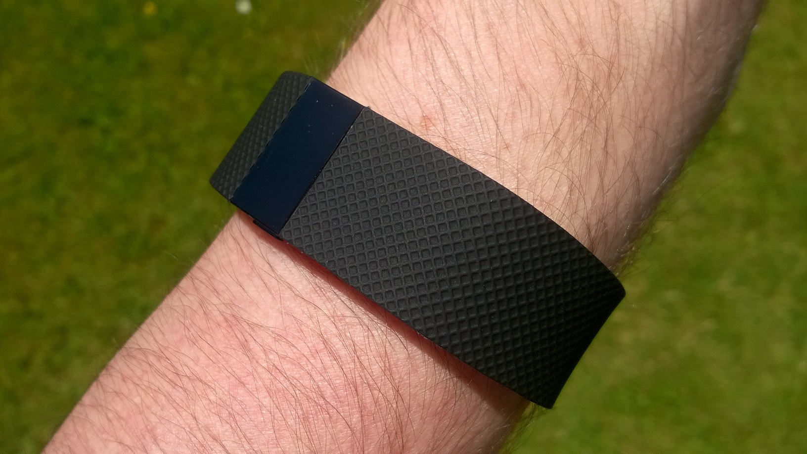Архівний Fitbit Charge HR на зап’ясті, не новий Fitbit Edge