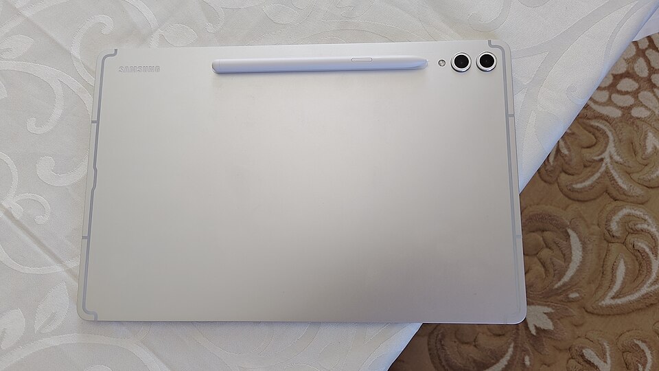 Планшет Samsung Galaxy Tab S10+ зі стилусом S Pen на столі, ілюстрація до новини Kindle