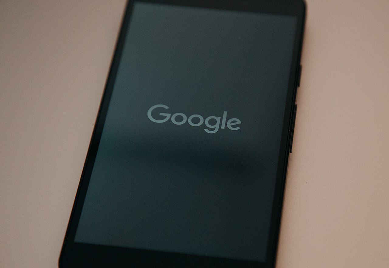 Смартфон Nexus 5X з написом Google на екрані, ілюстрація Android-пристрою