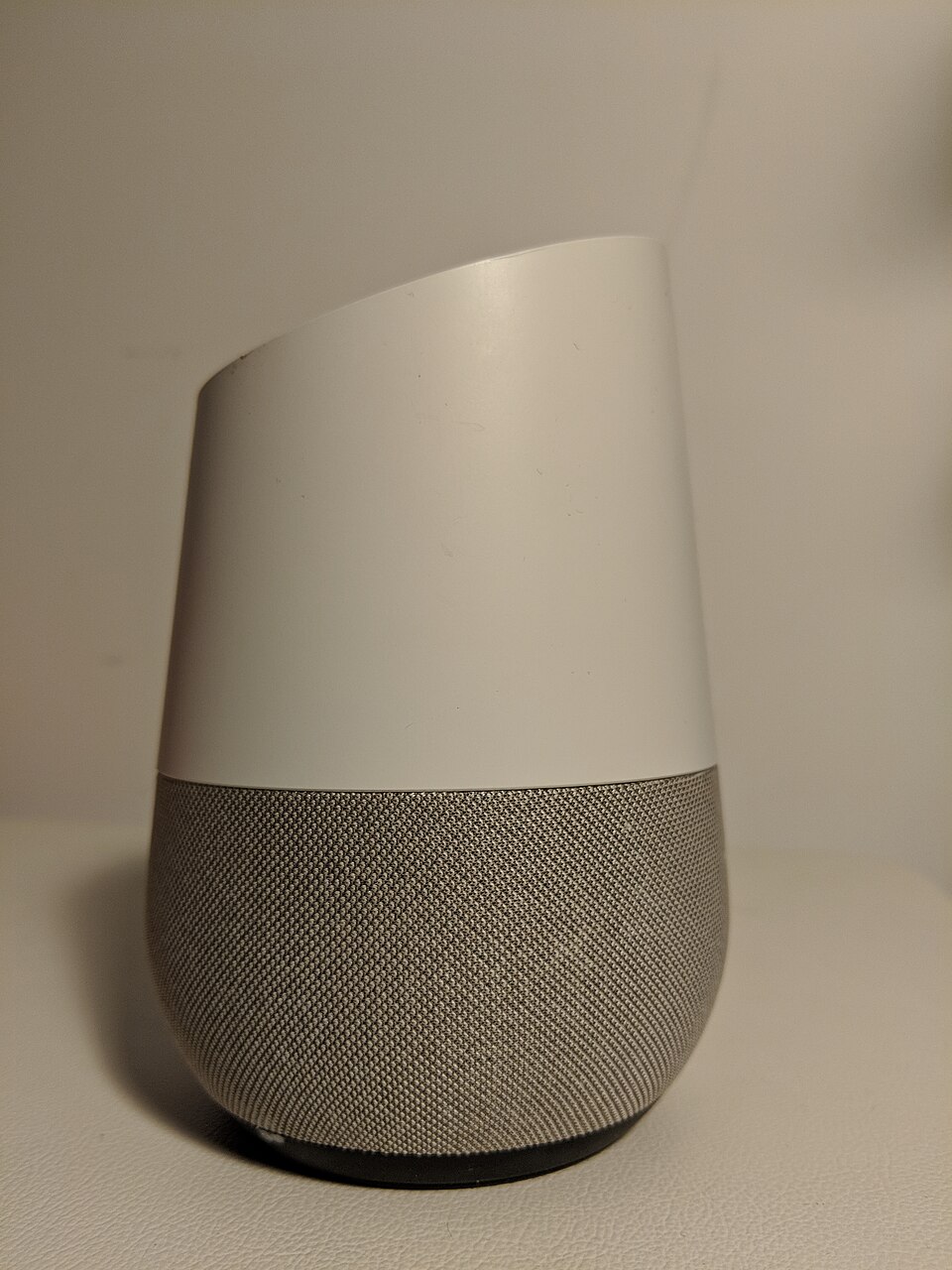 Розумна колонка Google Home попереднього покоління, не модель 2026 року