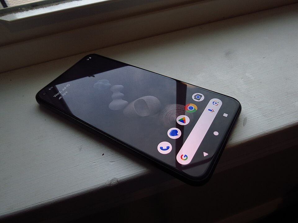 Смартфон Google Pixel 5 з головним екраном Android
