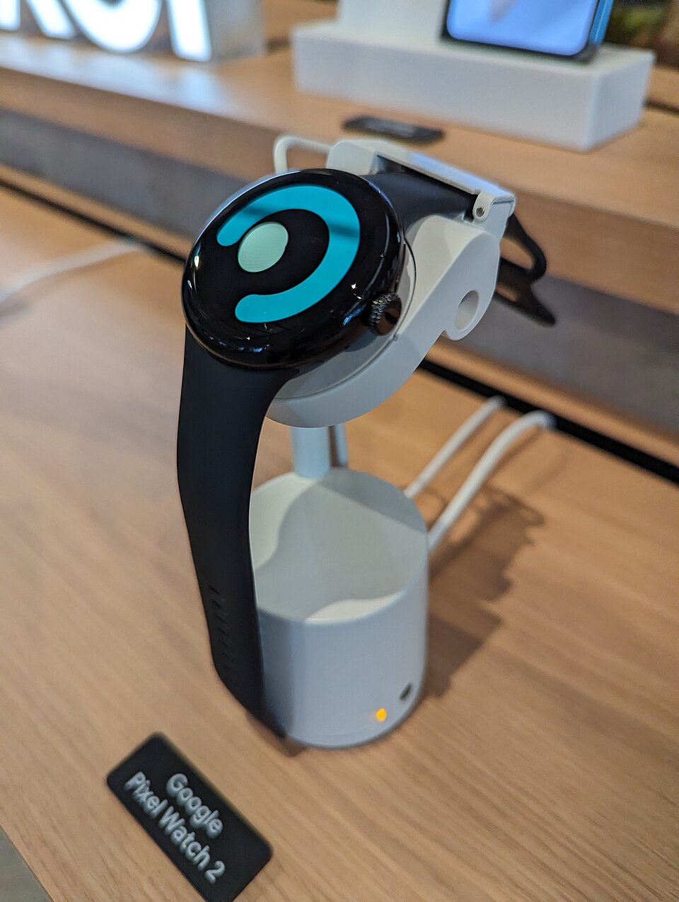Google Pixel Watch 2 на демонстраційній підставці, вигляд спереду