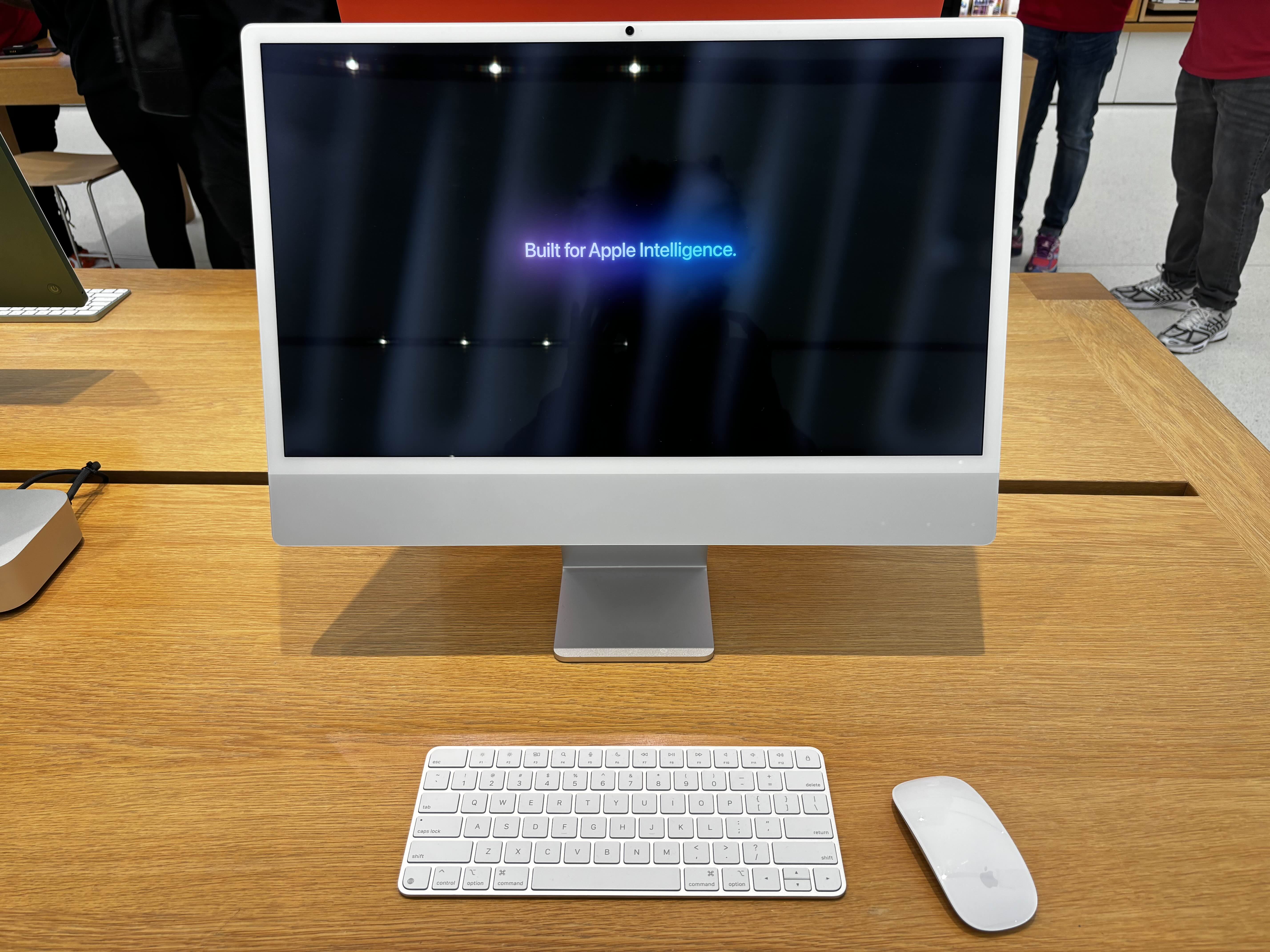 Попередній 24-дюймовий iMac M4 сріблястого кольору з клавіатурою та мишею