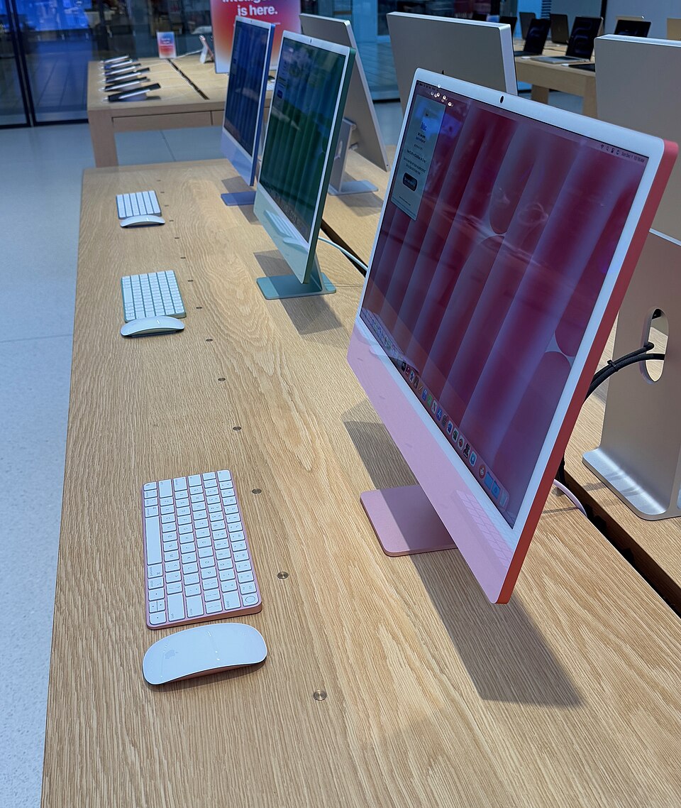 Кольорові iMac M4 у магазині — ілюстративне фото попереднього покоління