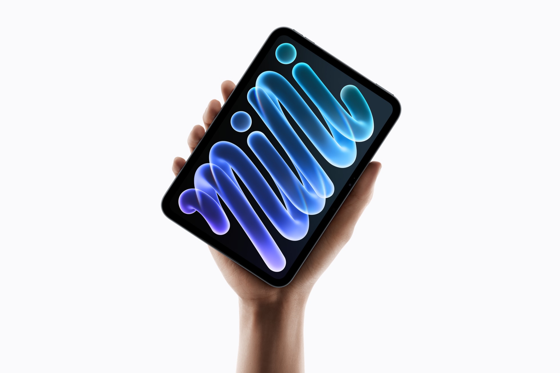 Новий iPad mini 2026 з OLED-екраном у руці на білому тлі