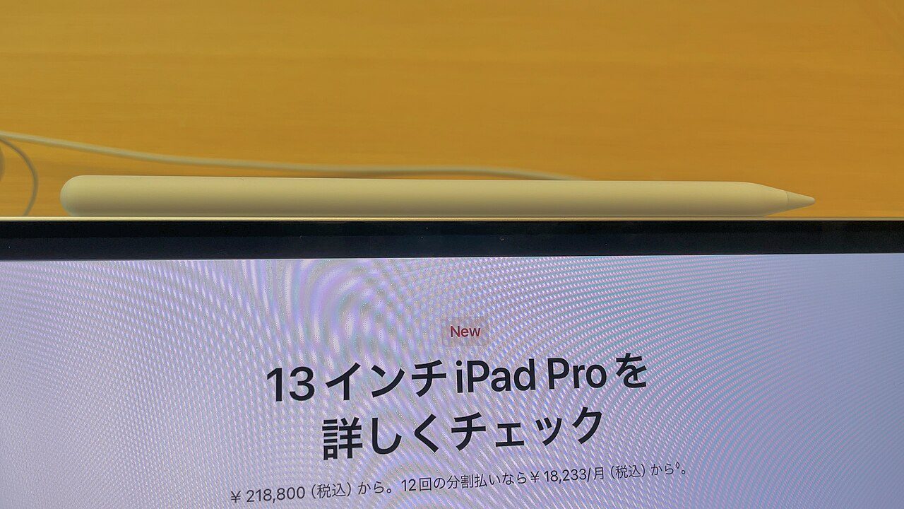 Планшет iPad Pro з Apple Pencil, ілюстрація роботи з графічними застосунками