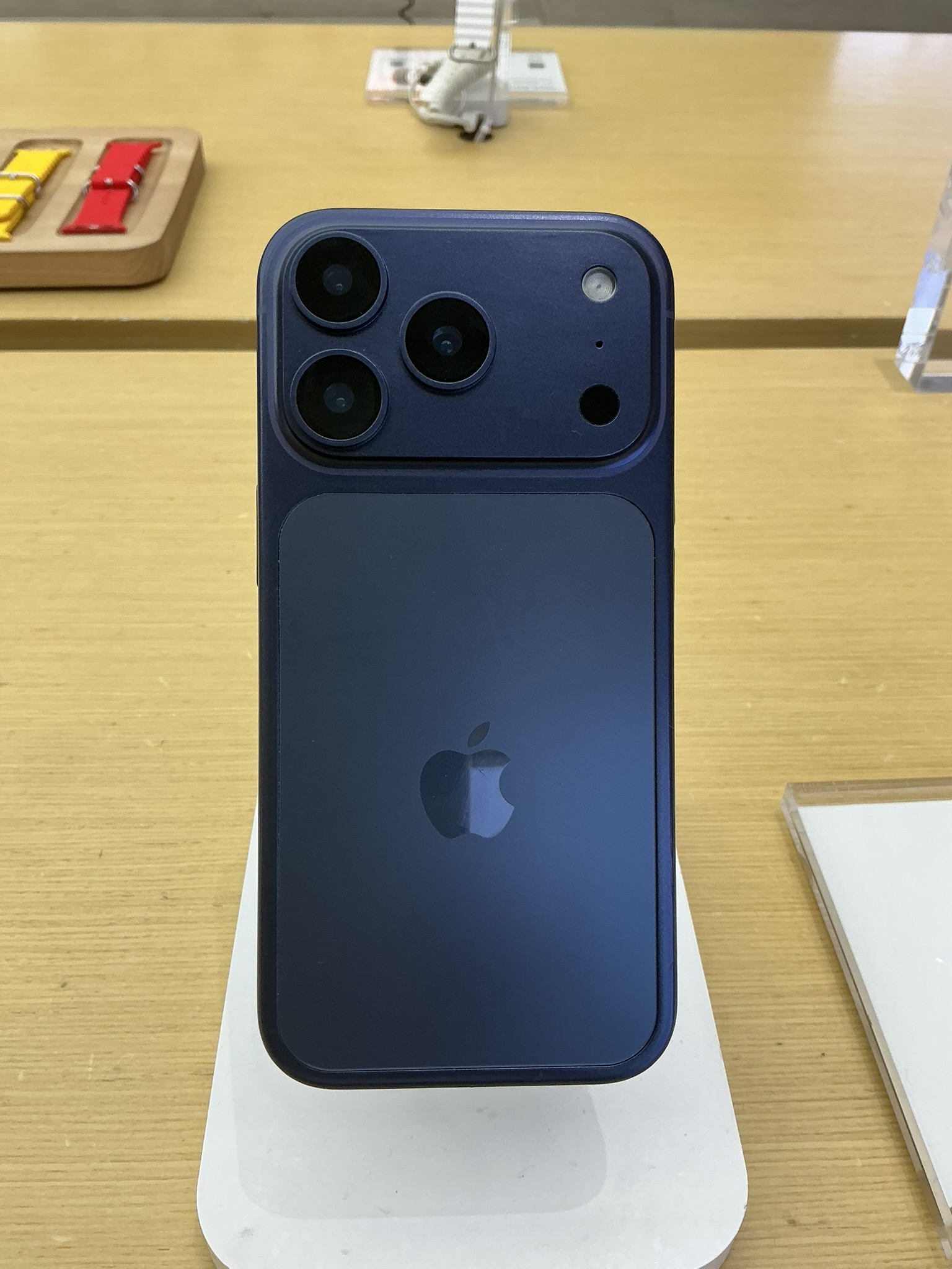 Синій iPhone 17 Pro, вигляд ззаду; ілюстрація до новини про iOS 27.2