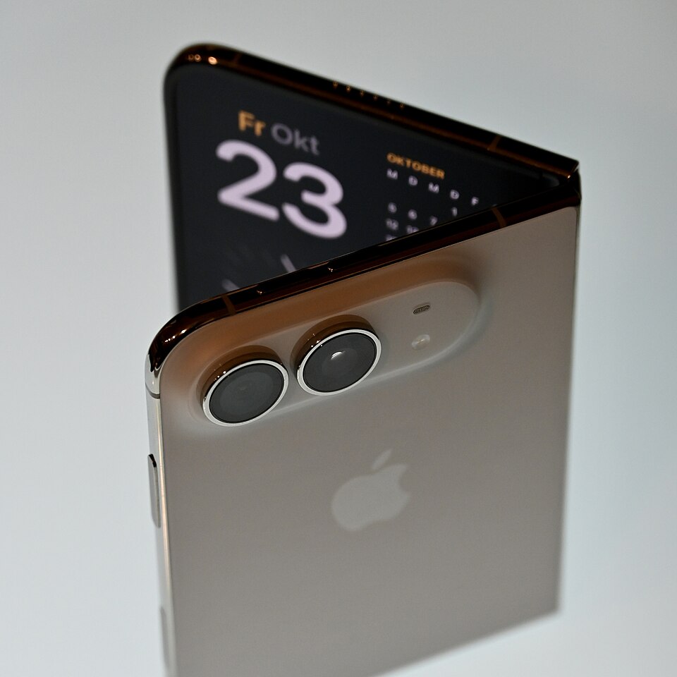 iPhone Duo у напівскладеному положенні збоку: видно корпус, шарнір і частину внутрішнього дисплея