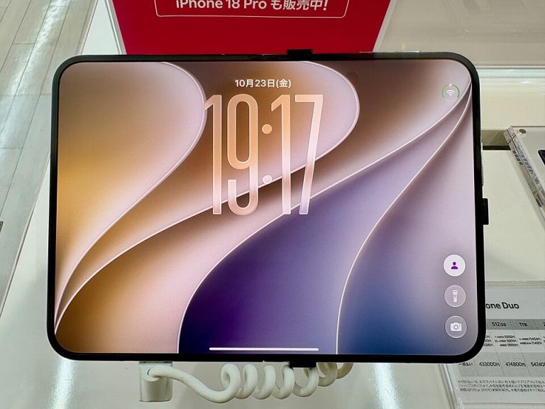 Розкритий iPhone Duo із цілим внутрішнім дисплеєм у магазині; ілюстрація конструкції складаного екрана