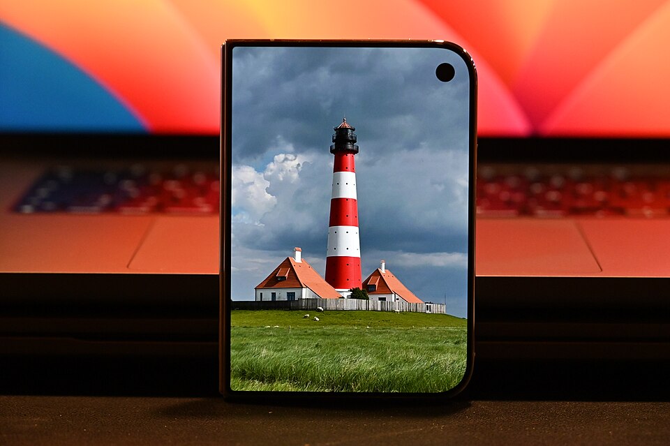Зовнішній дисплей iPhone Duo з фотографією маяка на екрані