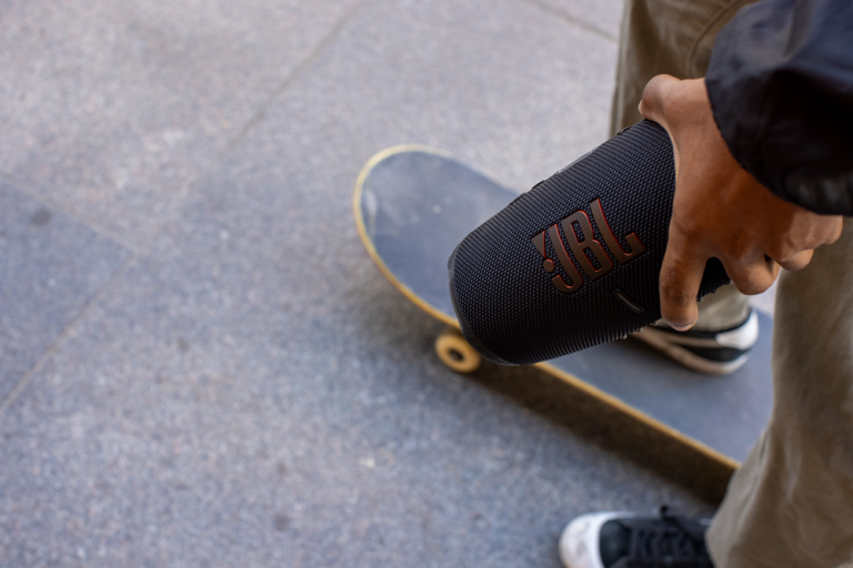 Чорна портативна колонка JBL Charge 5