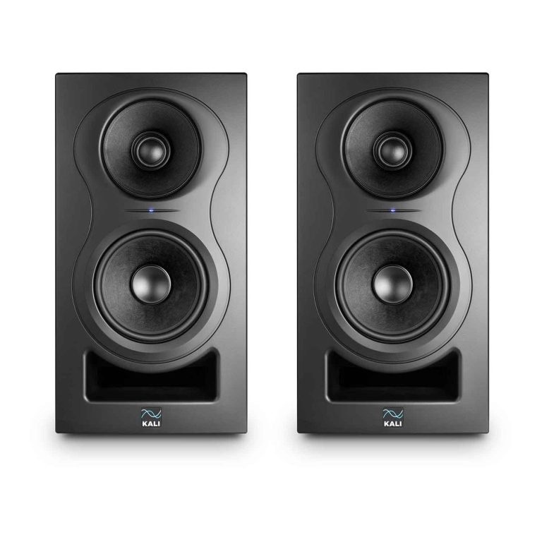 Пара студійних моніторів Kali Audio LP-6 V2 на білому тлі