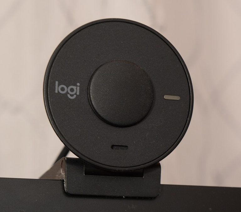 Чорна вебкамера Logitech Brio 300 на верхньому краї монітора