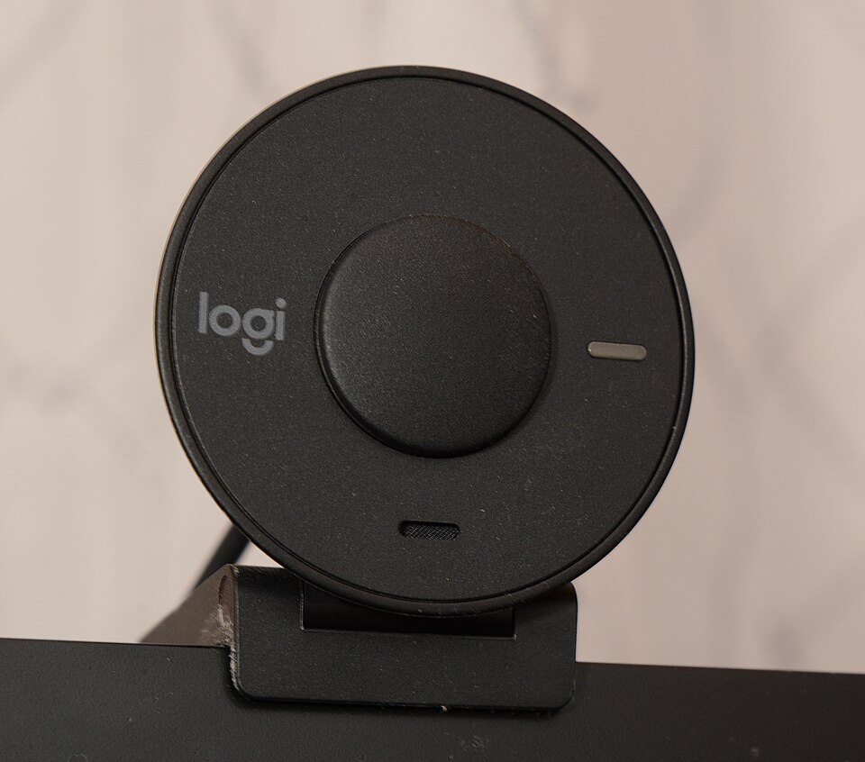 Чорна вебкамера Logitech Brio 300 на верхньому краї монітора