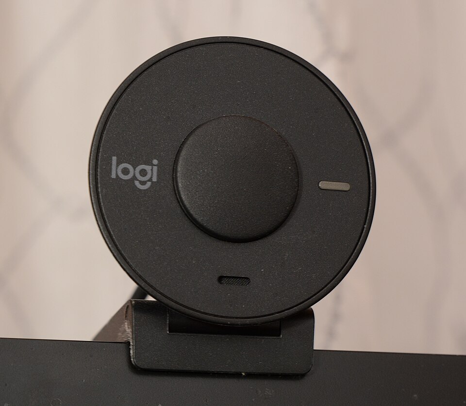 Другий ракурс вебкамери Logitech Brio 300
