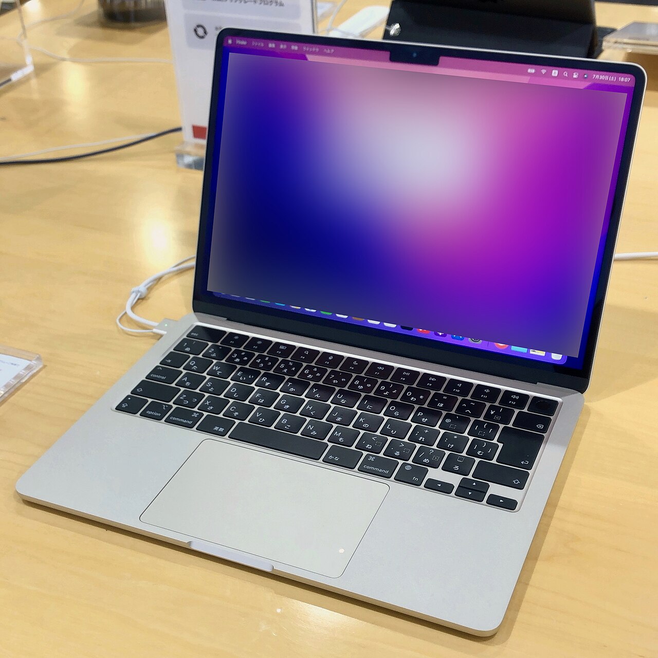 Відкритий MacBook Air M2 на столі — ілюстрація до оновлень безпеки macOS
