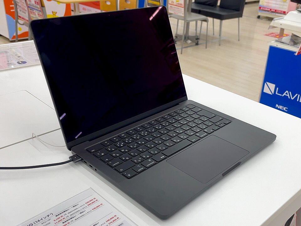 MacBook Pro M3 у магазині — ілюстрація попереднього покоління