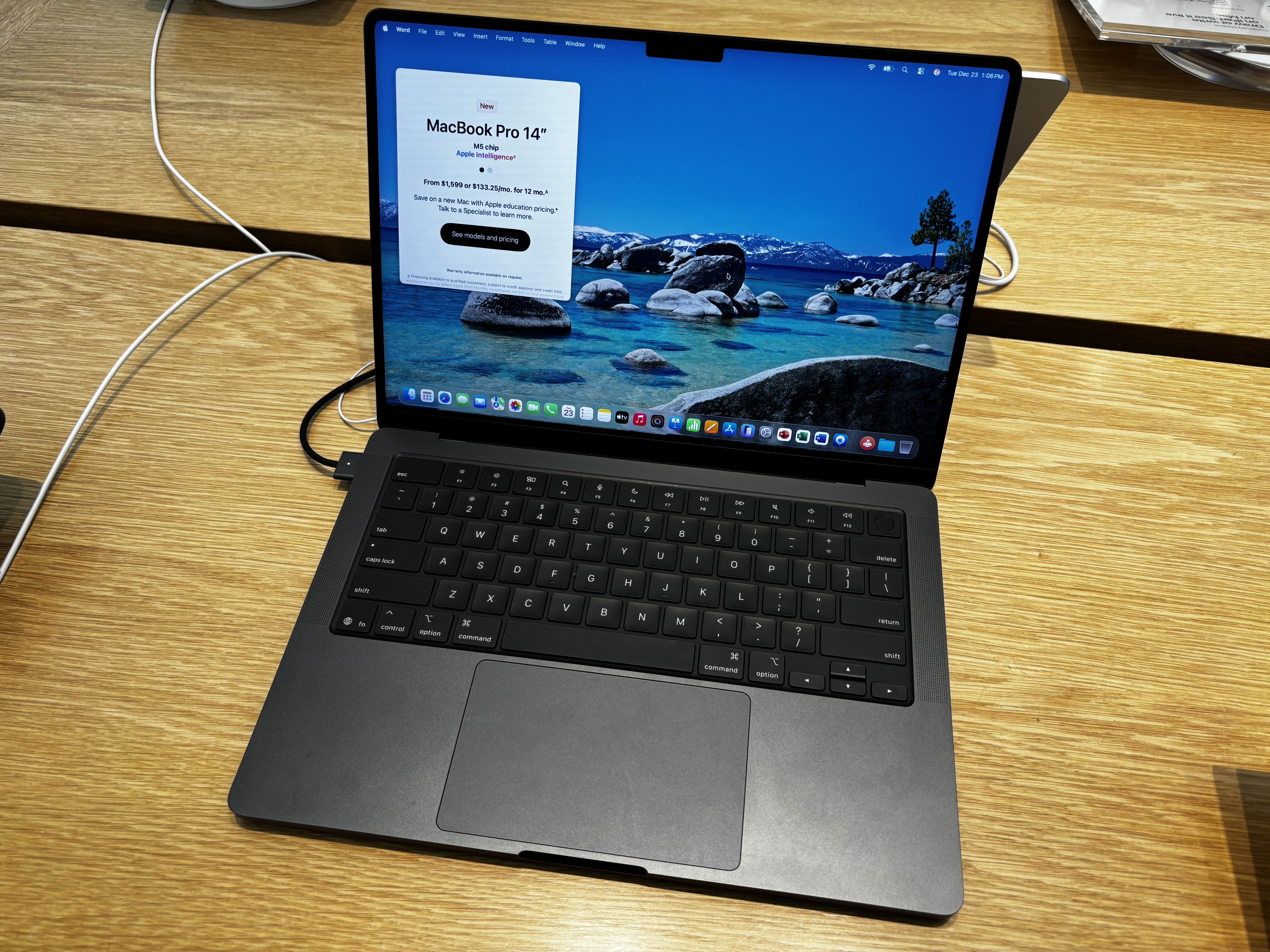 Попередній 14-дюймовий MacBook Pro з M5 у кольорі Space Black — ілюстративне фото