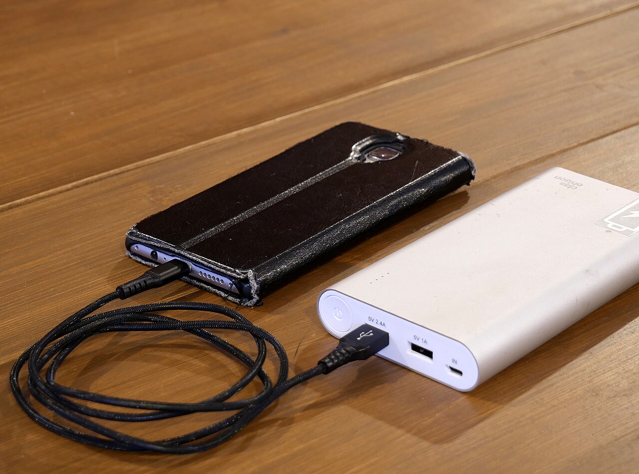 Смартфон підключений до павербанка; ілюстративне фото, не Moto G47 Power