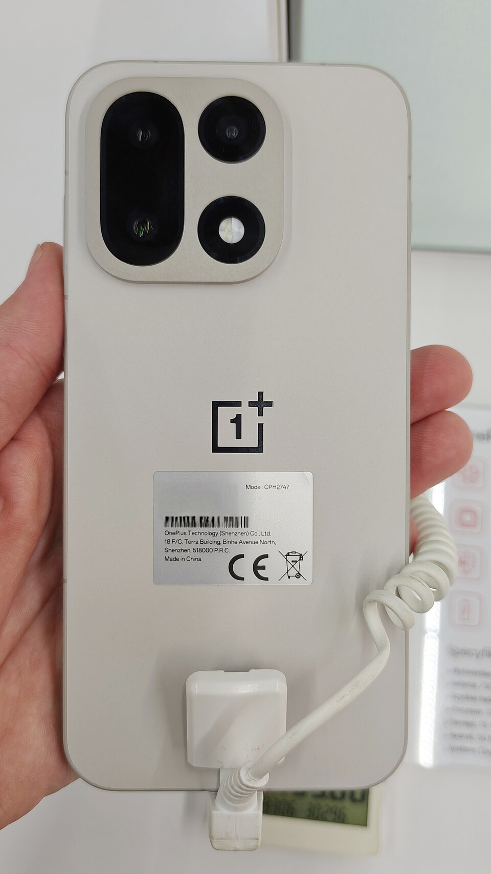 Задня панель смартфона OnePlus 15 у кольорі Sand Storm