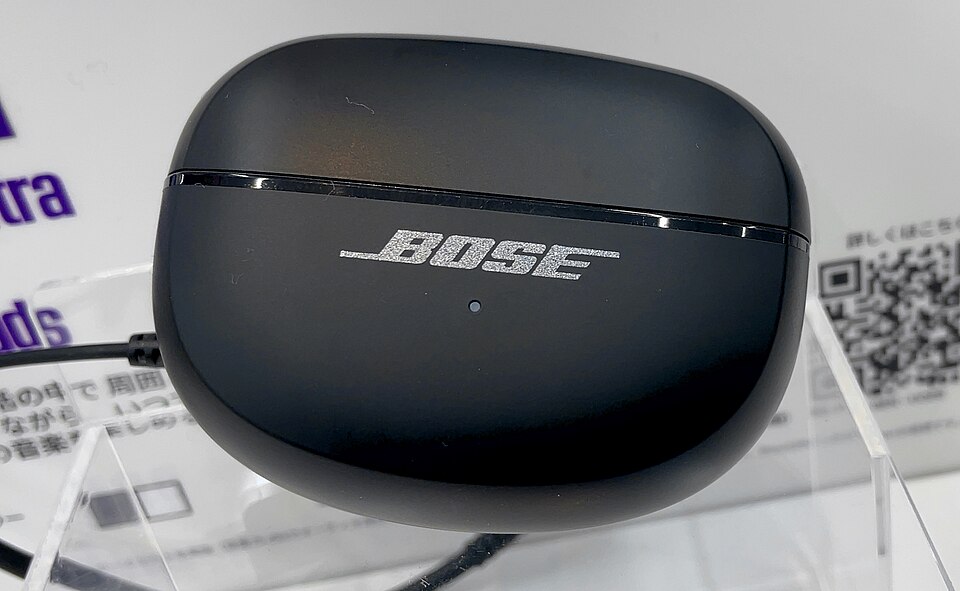 Футляр Bose Ultra Open Earbuds як ілюстрація зарядного кейса навушників відкритого типу; це не OnePlus Buds Clip