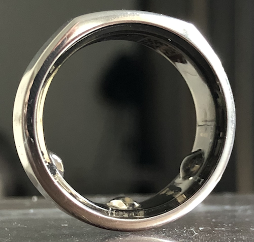 Внутрішня поверхня смарткільця Oura Ring третього покоління з датчиками